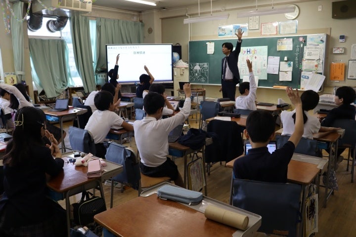 トレイダーズ証券:渋谷区立長谷戸小学校にて取締役の外国為替ディーラー井口が金融経済教育の出張授業を行いました。