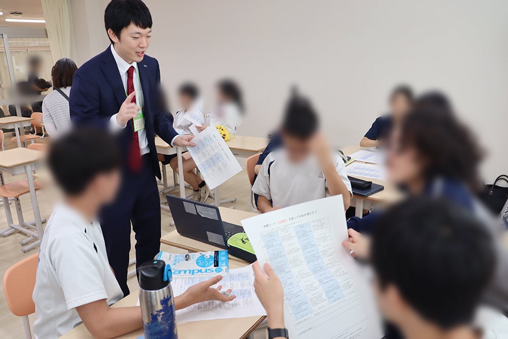 トレイダーズ証券が渋谷区立代々木中学校で出張授業 中学1~3年生26名が為替と投資の基礎を学ぶ