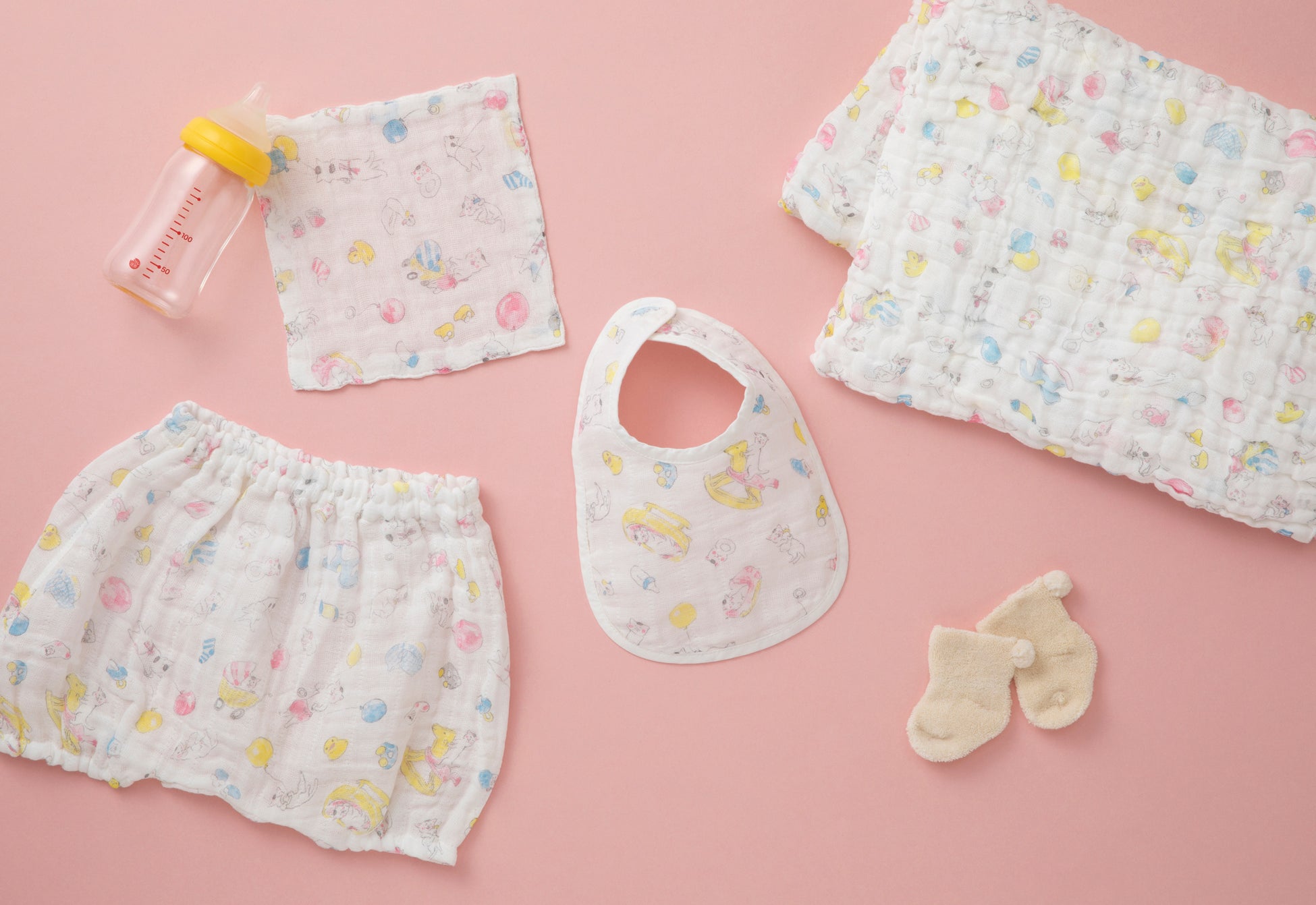 「きょうの猫村さん」とかや織がコラボしたベビーアイテムが登場!全46柄のイラストがランダムに配され、肌当たりがよく赤ちゃんに安心。猫村商店のアイテムも一堂に会する企画展も開催。 「きょうの猫村さん」とかや織がコラボしたベビーアイテムが登場!全46柄のイラストがランダムに配され、肌当たりがよく赤ちゃんに安心。猫村商店のアイテムも一堂に会する企画展も開催。