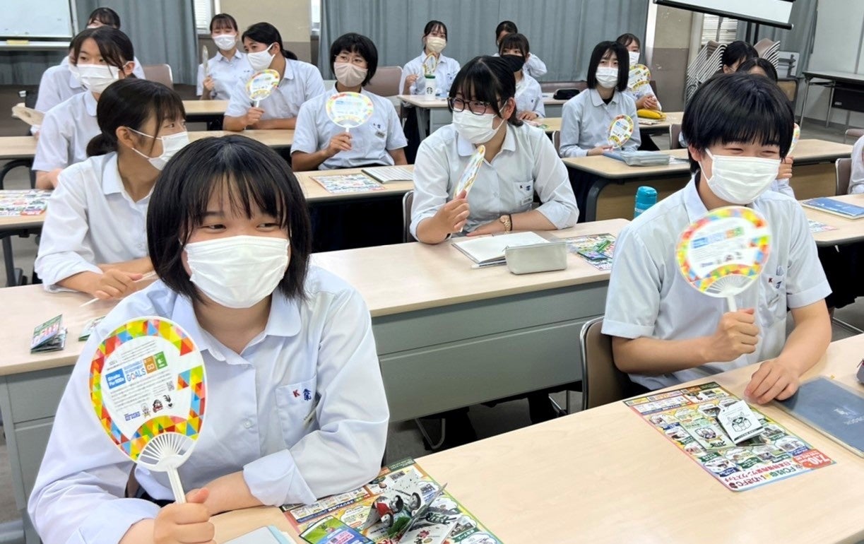 うちわが生徒に配布された際の様子