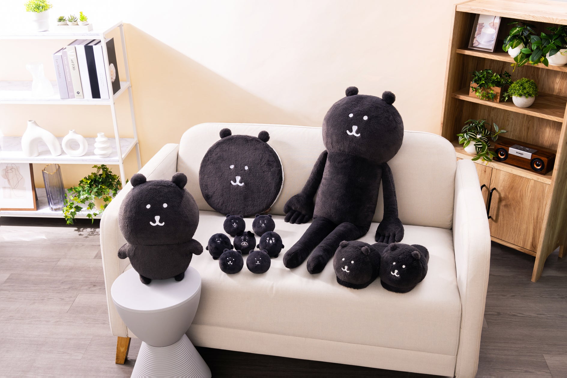 ちいかわ作者ナガノの「ブラックだらけ ぬいぐるみくじ」発売中、目玉は約1mの黒くま