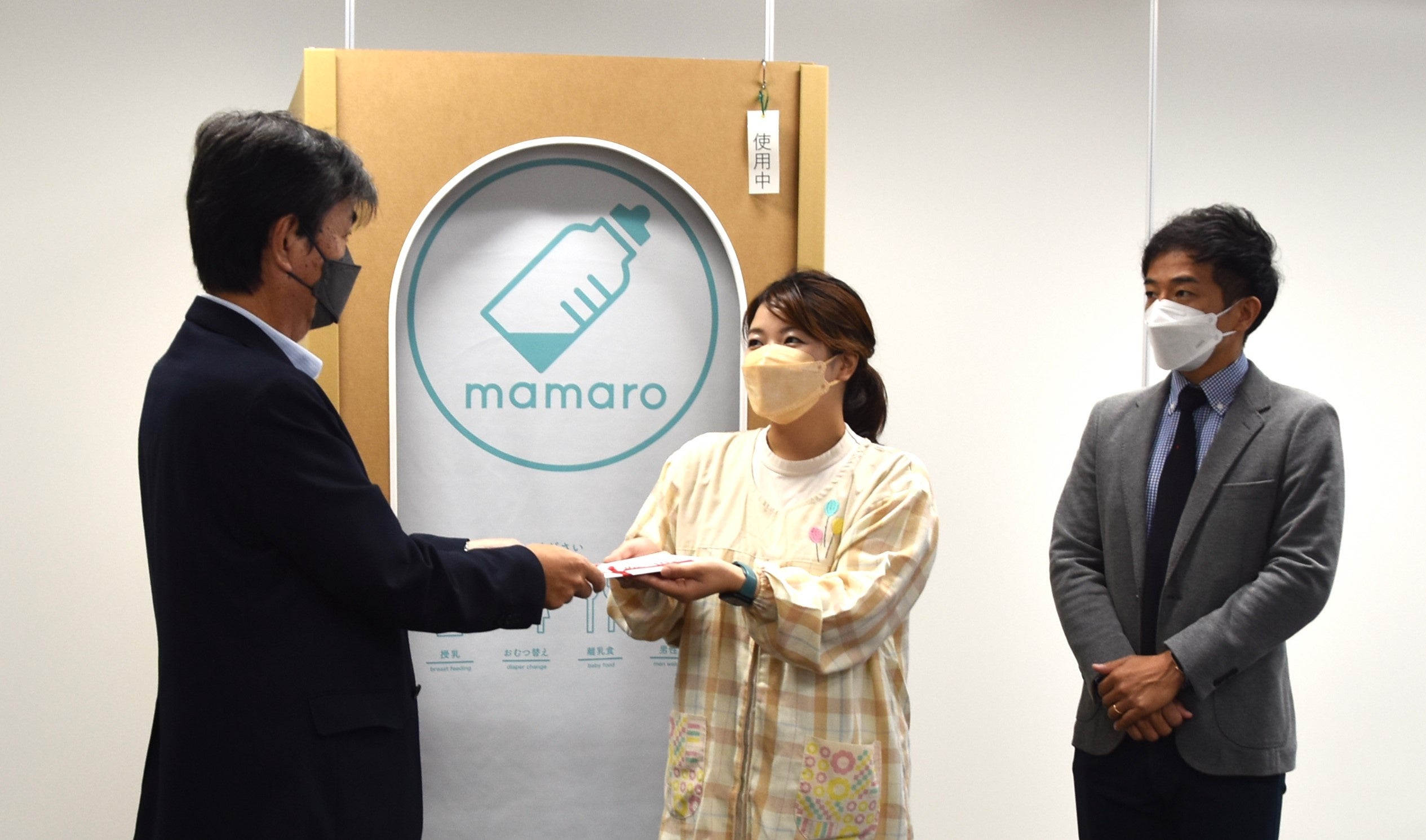大館市役所にて日景総務部長に「mamaro lite™️」の寄贈を行うキューテスト 中原氏とTrim 執行役員 内田