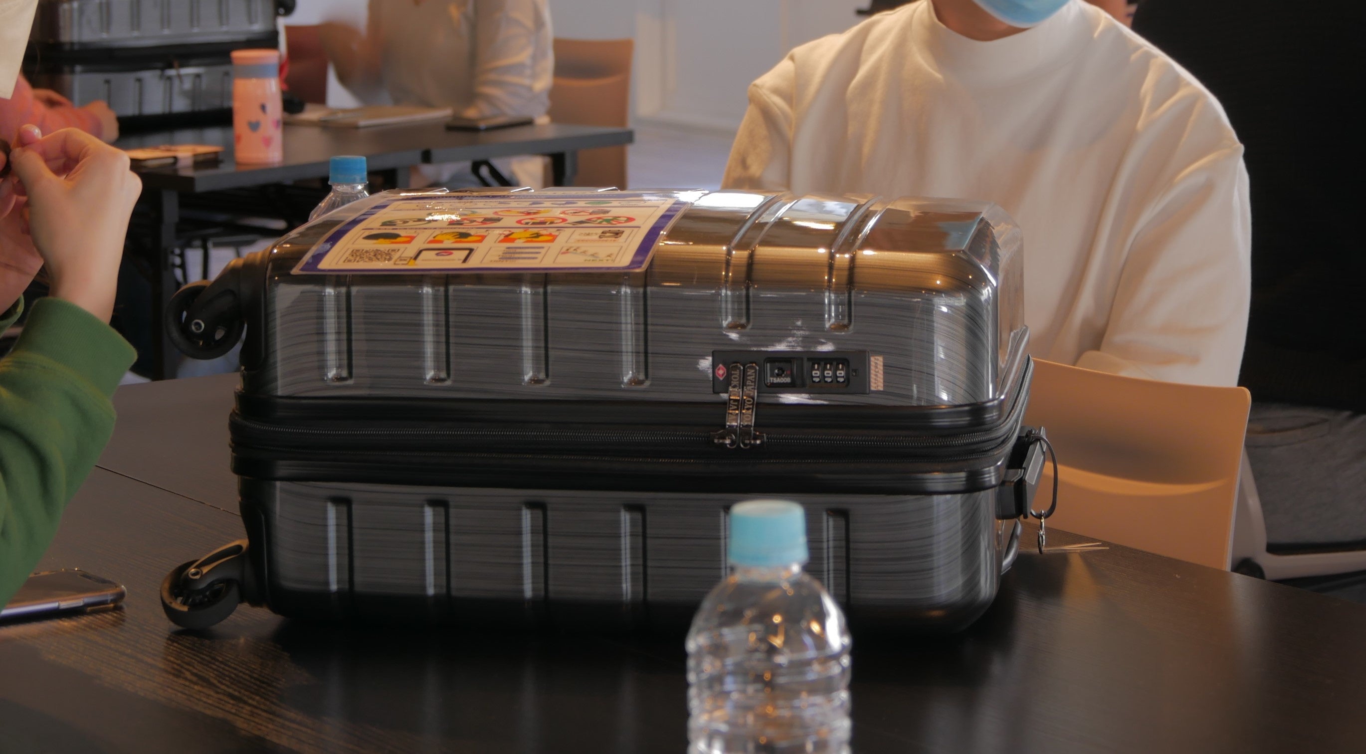 各チームに1台ずつ、謎が詰まったスーツケースが渡されます。