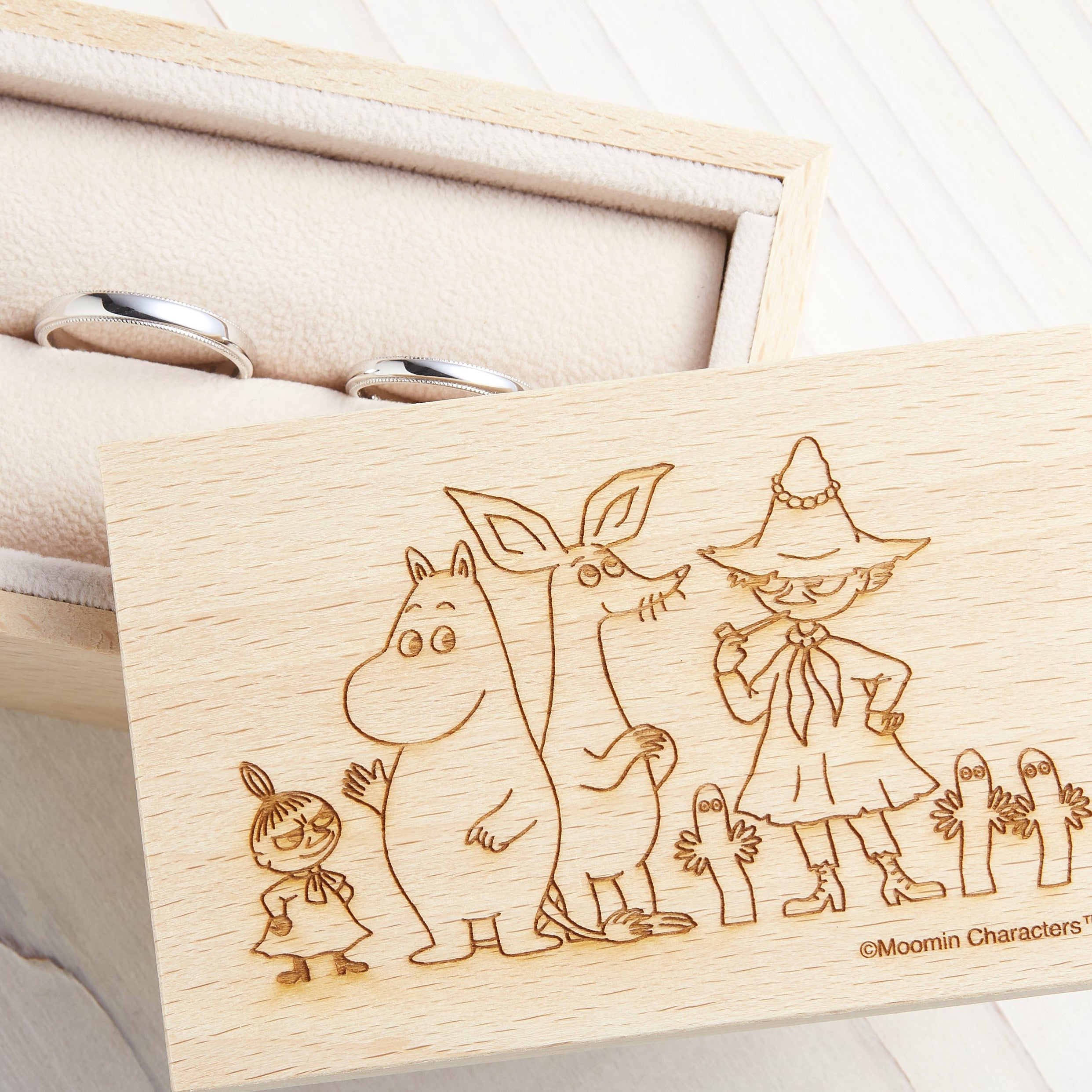 木製ケースにもムーミン