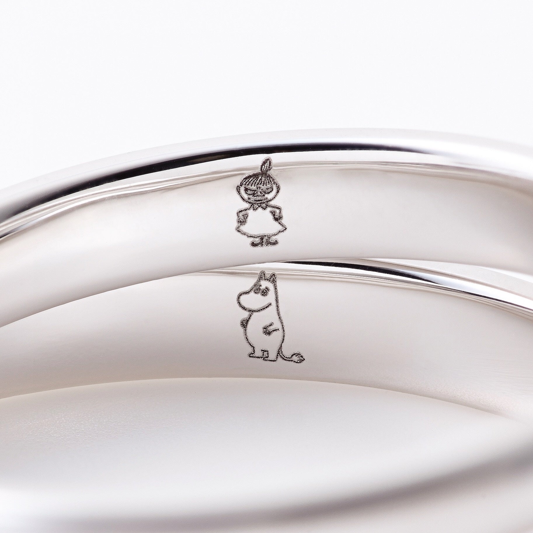 指輪の内側にムーミン達が