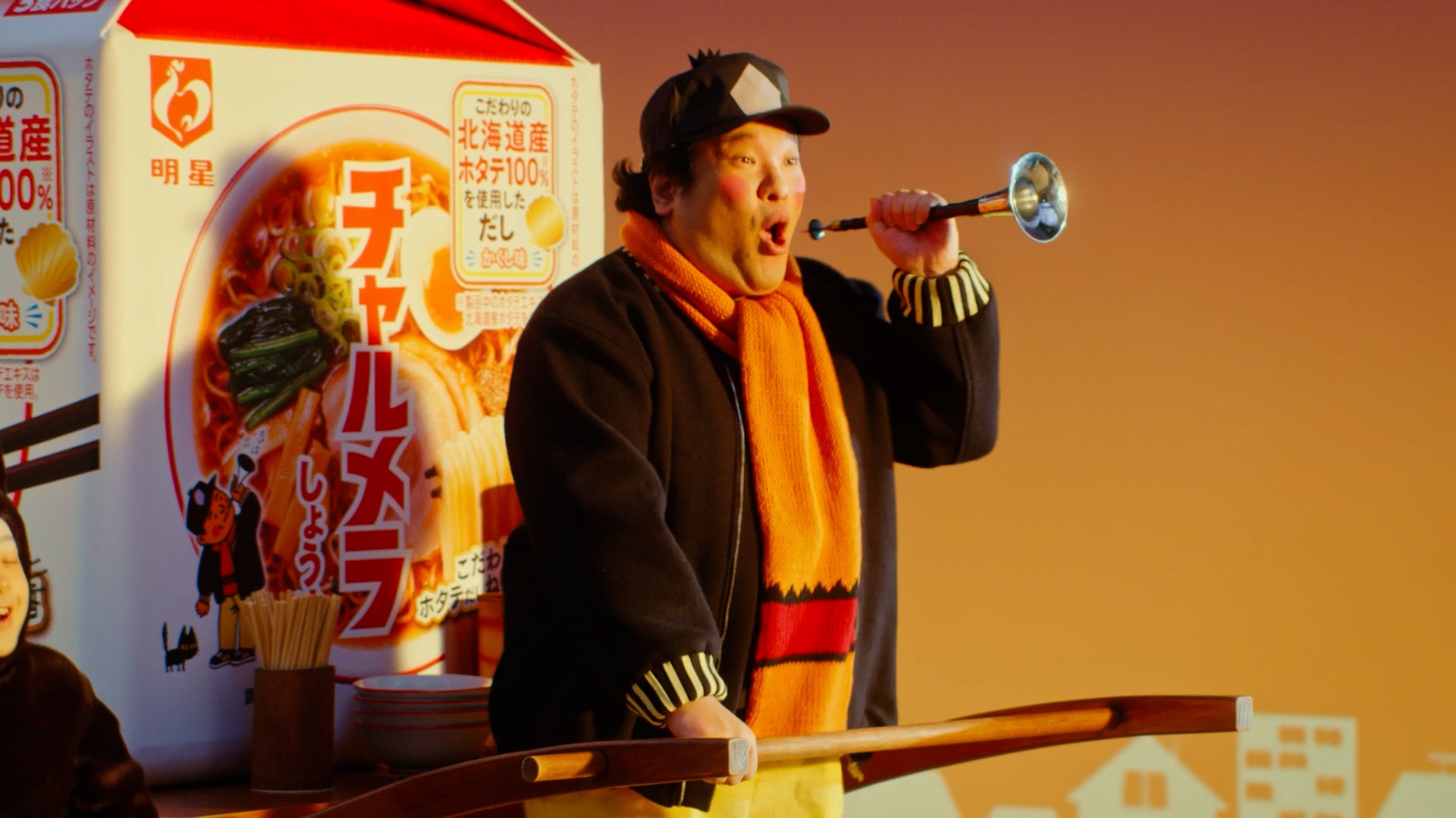 岡崎体育が念願?の「チャルメラおじさん」に!!「エッホエッホ」で話題