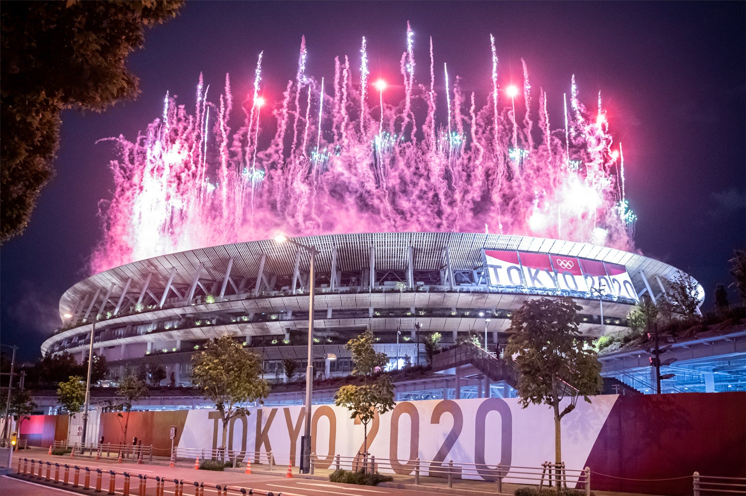 2021年7月23日、東京五輪開会式、花火が上がる国立競技場。