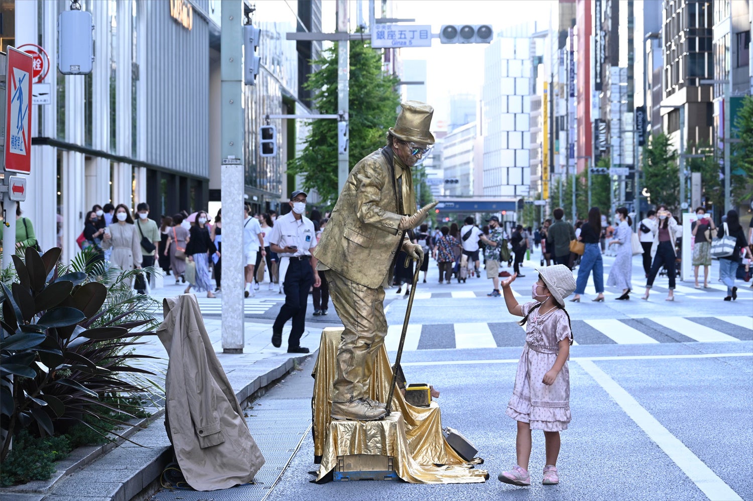 2021年10月3日、銀座の歩行者天国での全身金粉まみれの紳士と少女。