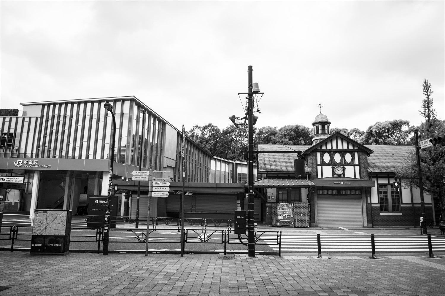 緊急事態宣言下で人流が消えたJR原宿駅前。