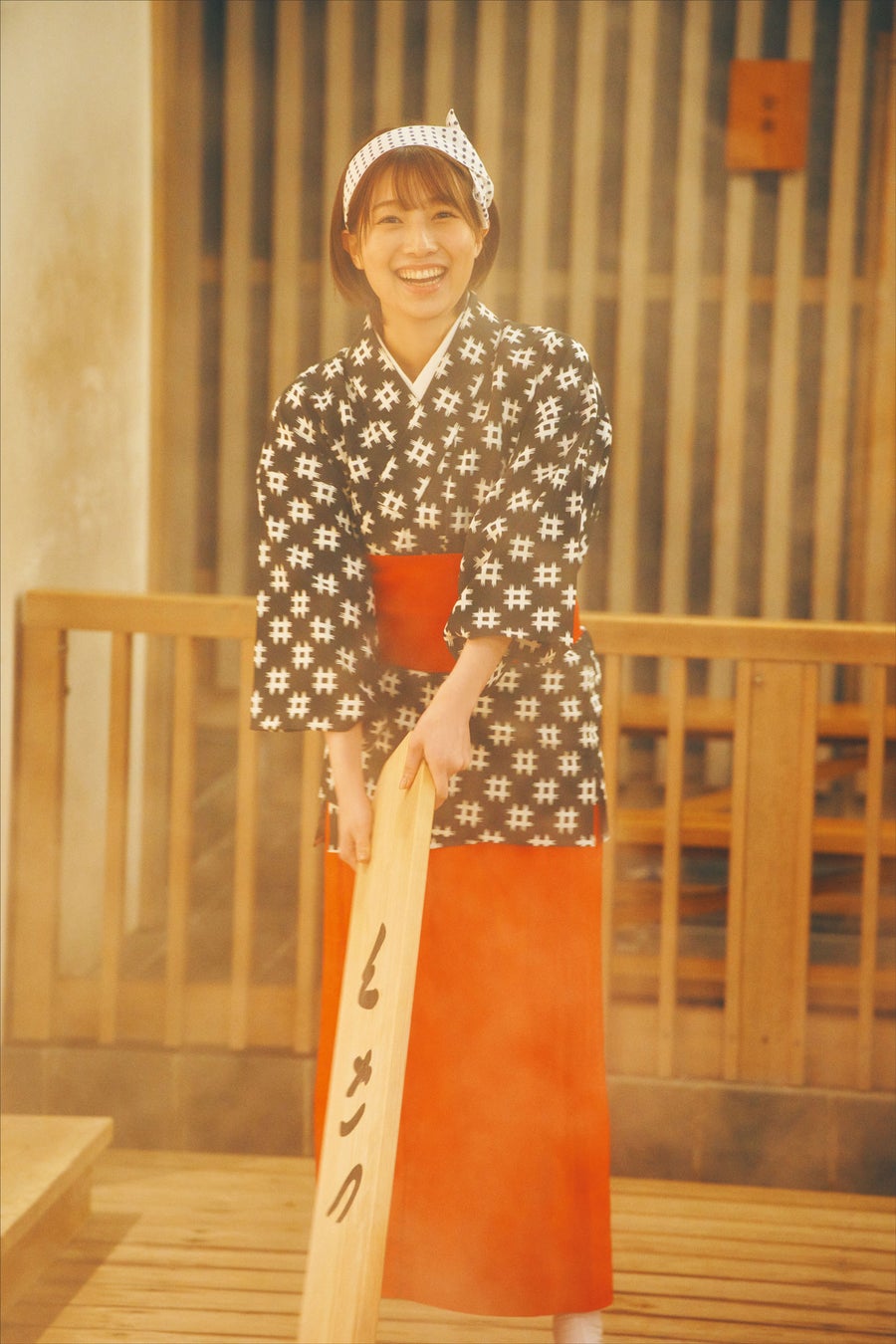 湯もみ娘に扮したシーンでは 本職の方にご指導いただいて撮影(撮影:岡本武志)