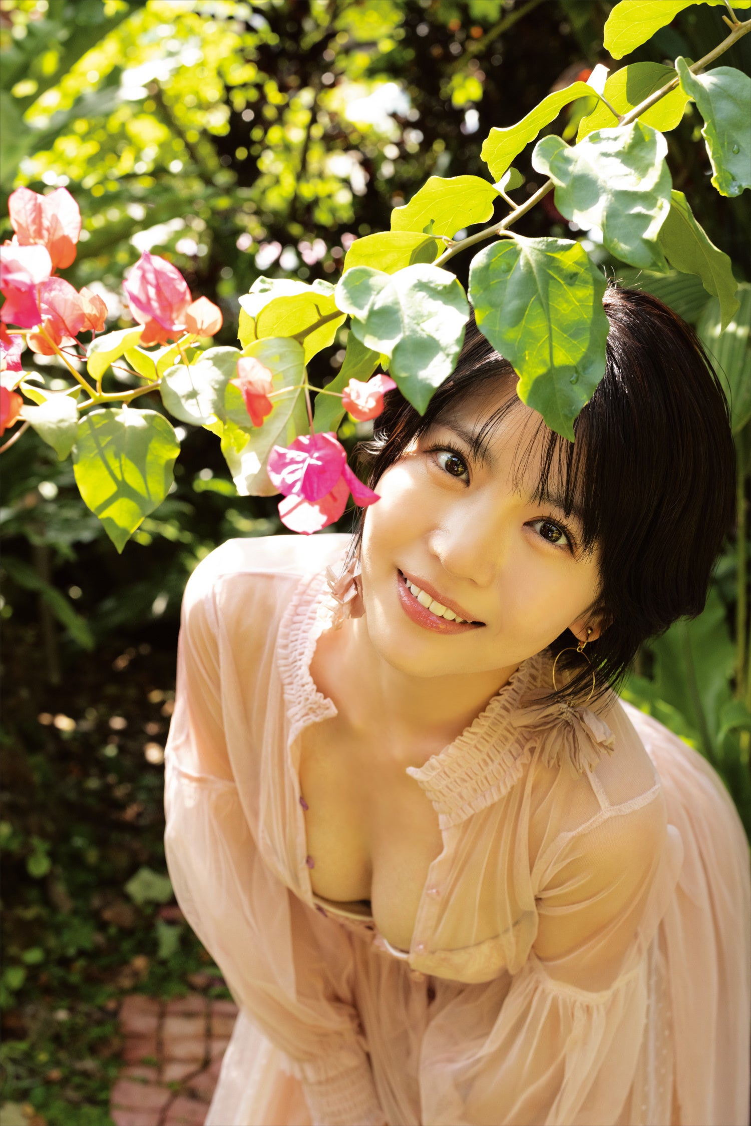 佐々木萌香が好きなピンクのドレスは、透け感にこだわったスタイリストの手作り。「お庭もお花もかわいい～」とテンションＭＡＸに。