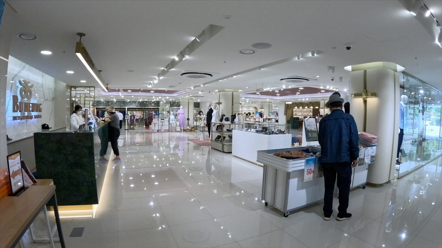 教団施設内のデパート「富興百貨店」。プラダ等の⾼級ブランドも扱っていて信者以外の地元客も利用をしている。