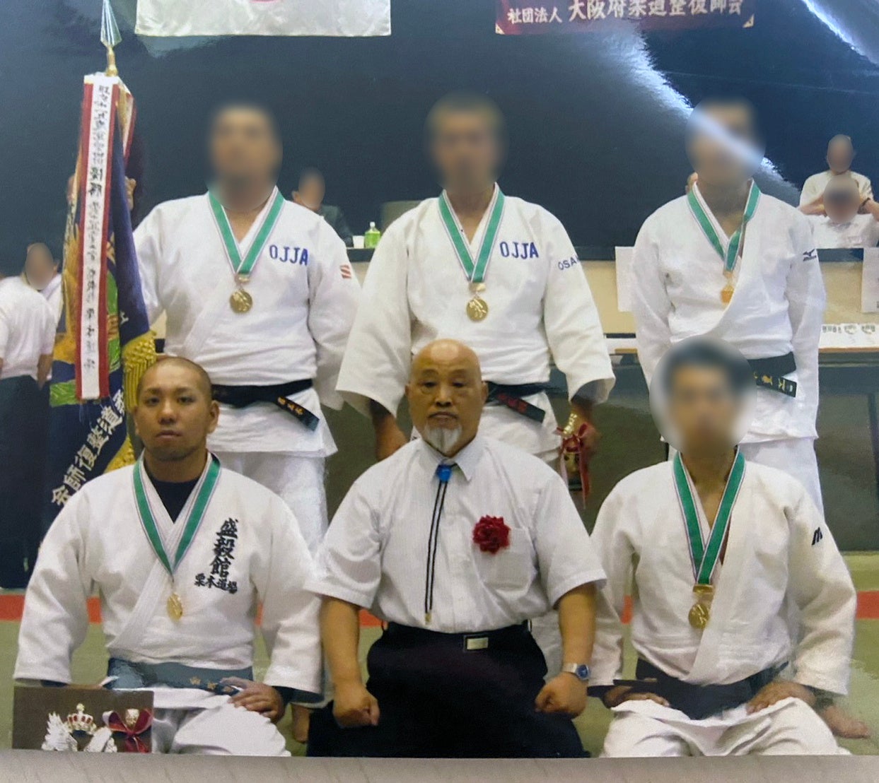 またたく間に大阪府上位選手となったサップ西成氏（下段左）と恩師の栗本忠広氏（下段中央）