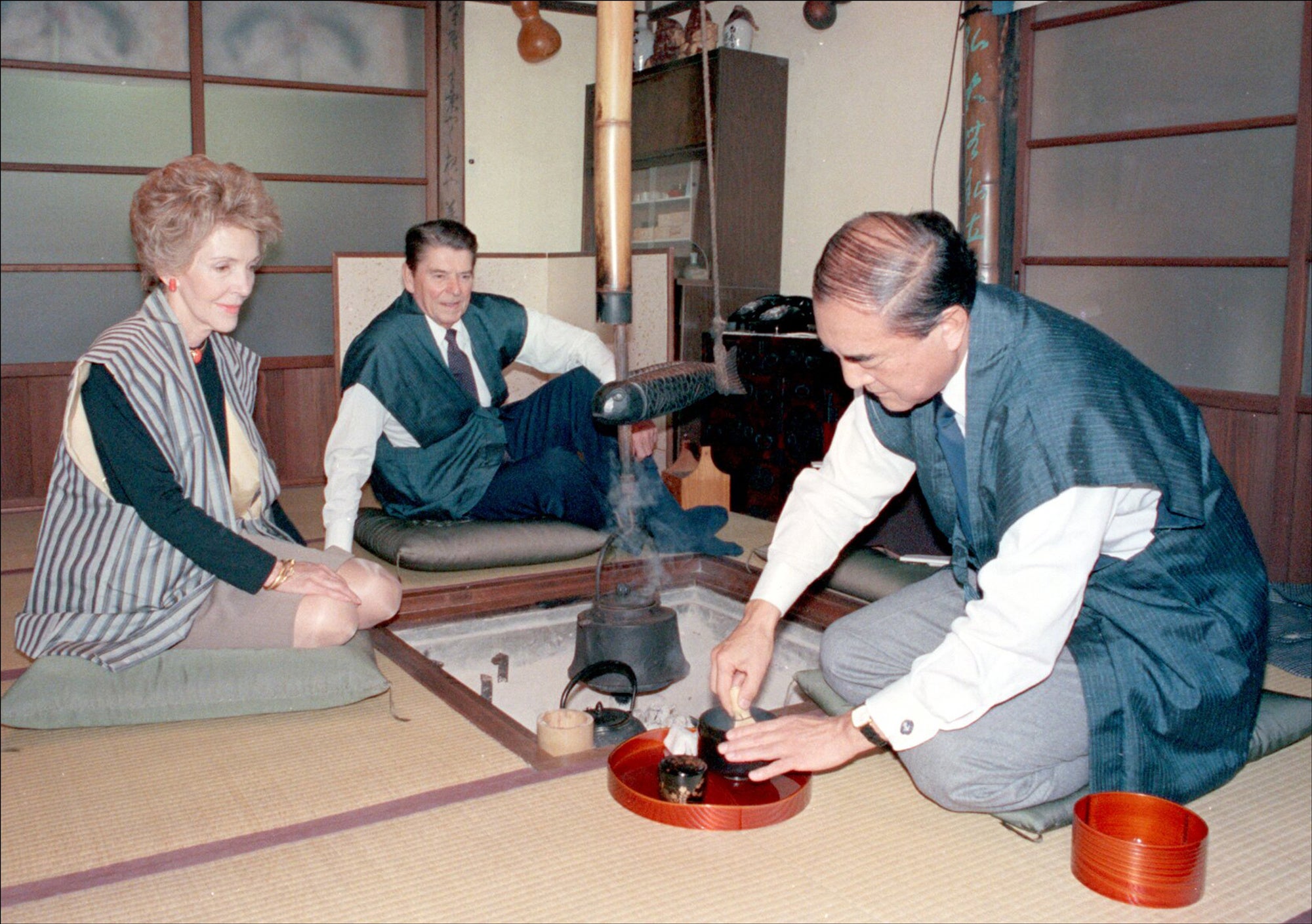 日航ジャンボ機墜落事故の2年前、中曽根康弘は奥多摩に近いの別荘「日の出山荘」でレーガンとその夫人のナンシーをもてなす。日米の親密さを示すロン・ヤス関係の象徴的な場面である＝1983年11月11日、東京都日の出町（写真提供・産経新聞）