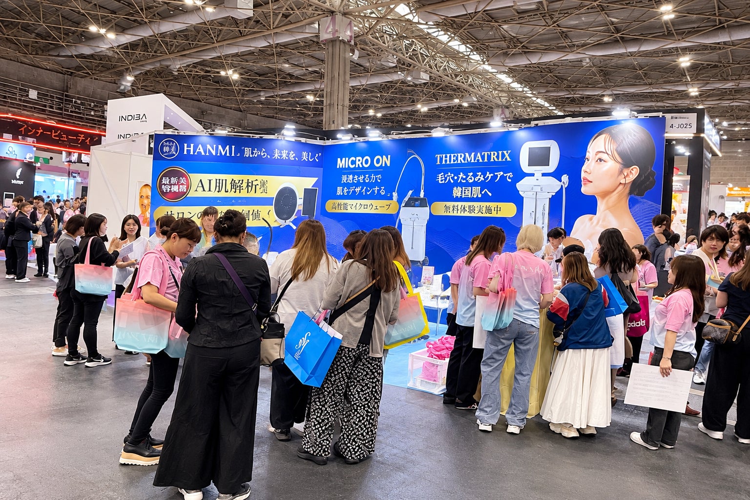 滝沢眞規子プロデュースの「ADDITTLE BEAUTY(アディトルビューティー)」素髪を美しく魅せる、大人の髪の新習慣。ヘアミルク&ヘアオイルスプレーが登場