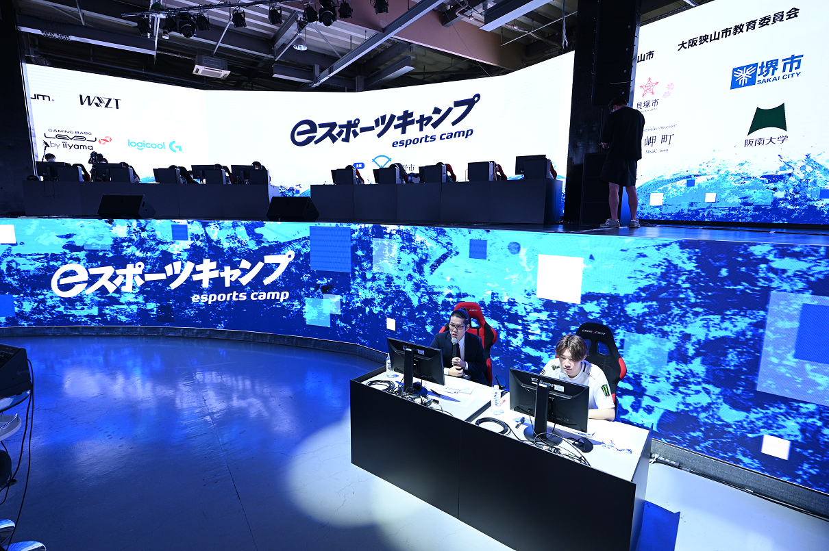 2022年8月に開催した「eスポーツキャンプ」の大会（決勝戦）の様子。『VALORANT』の公式大会「VALORANT Champions Tour (VCT)」の日本語公式キャスターを務めるOooDa氏、「ZETA DIVISION」でVALORANT