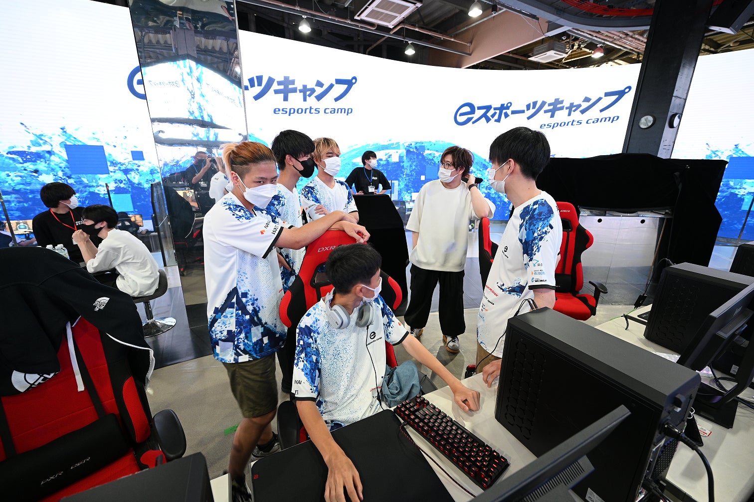2022年に開催された「eスポーツキャンプ」にゲストとして来場したMOTHER3氏、Jasper氏と参加者がコミュニケーションをとっている様子。
