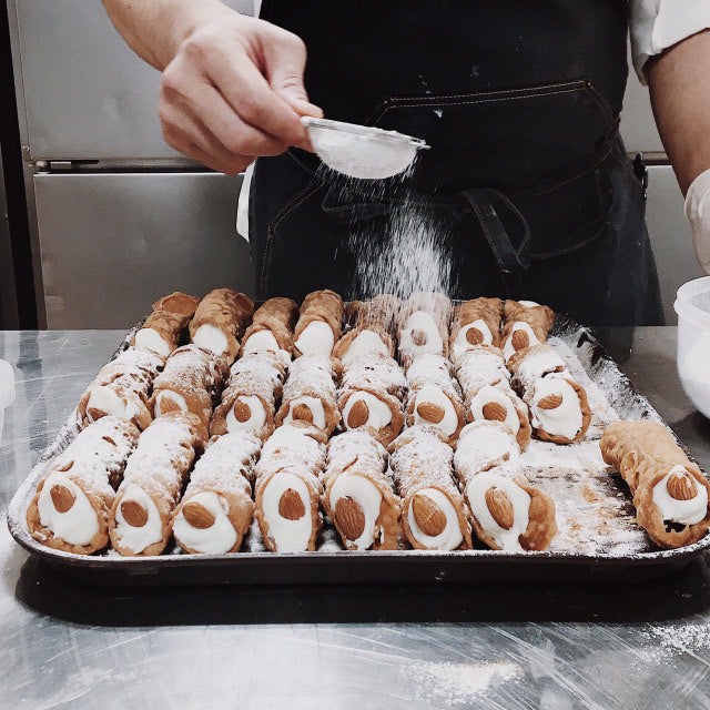 注目を浴びているシチリア伝統菓子店「シチリアーモ」が11月23日に金沢の大人気店「アンゴロカフェ」で出店決定&限定カンノーリの実演販売。エッセイストのマッシ氏は一日店長も