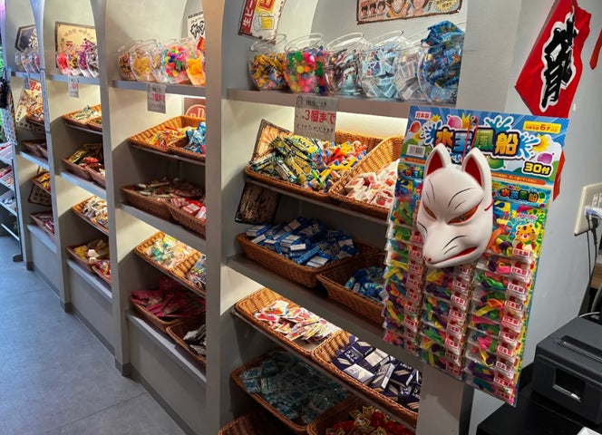 昭和レトロ』×『懐かしの駄菓子屋』 お菓子の詰め放題で楽しめる新たな 昭和レトロ』×『懐かしの駄菓子屋』 お菓子の詰め放題で楽しめる新たな