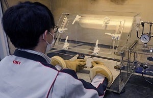 防爆チャンバーを使ってリチウムイオン電池を分解し構造検査をする様子