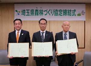協定締結式（左よりOKI 篠原本庄工場長、埼玉県 大野知事、ウッディーコイケ 小池社長）