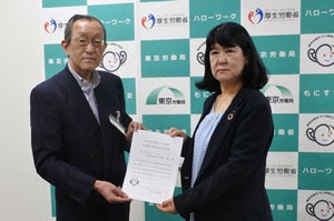 6月9日に行われた「もにす認定」授与式の様子 ハローワーク品川 赤尾所長（左）、OWW堀口社長（右）