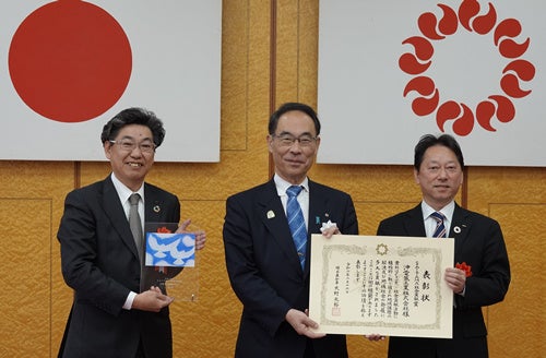 表彰式の様子（左よりOKI緑川サステナビリティ推進部長、埼玉県 大野知事、OKI海蓋本庄工場長）