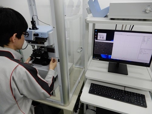 物理的な特性評価を行う硬度測定の様子