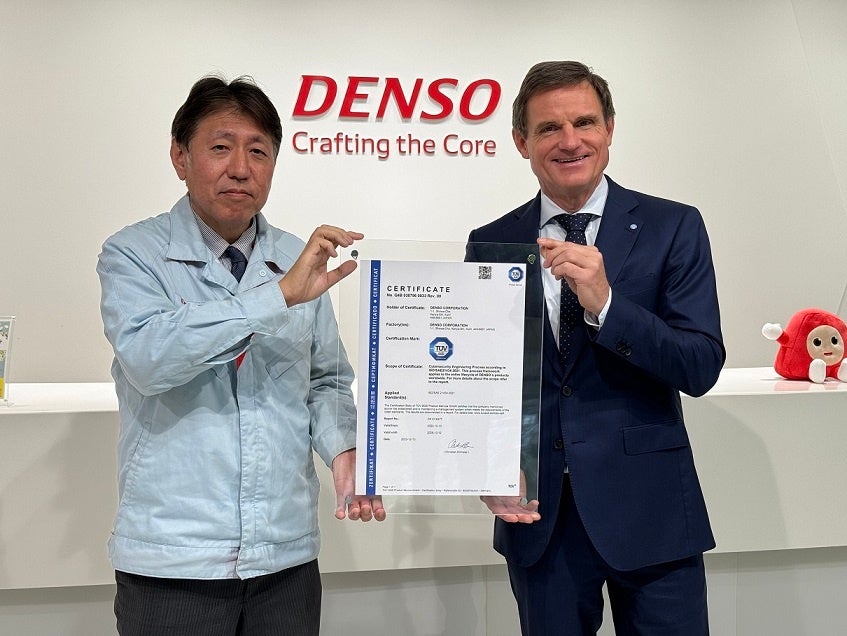 写真左から：株式会社デンソー 情報セキュリティ推進部 製品セキュリティ室長 平永敬一郎氏、テュフズードNorth Asia CEO Dirk von Wahl