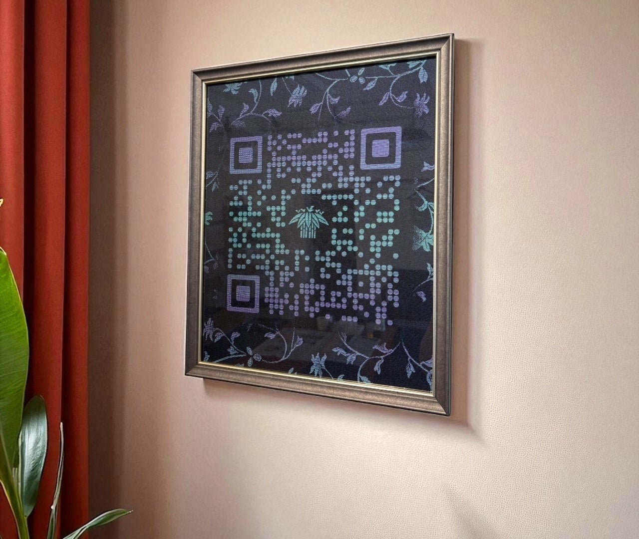 読み取りが楽しくなる西陣織のQRコードアートフレームを開発