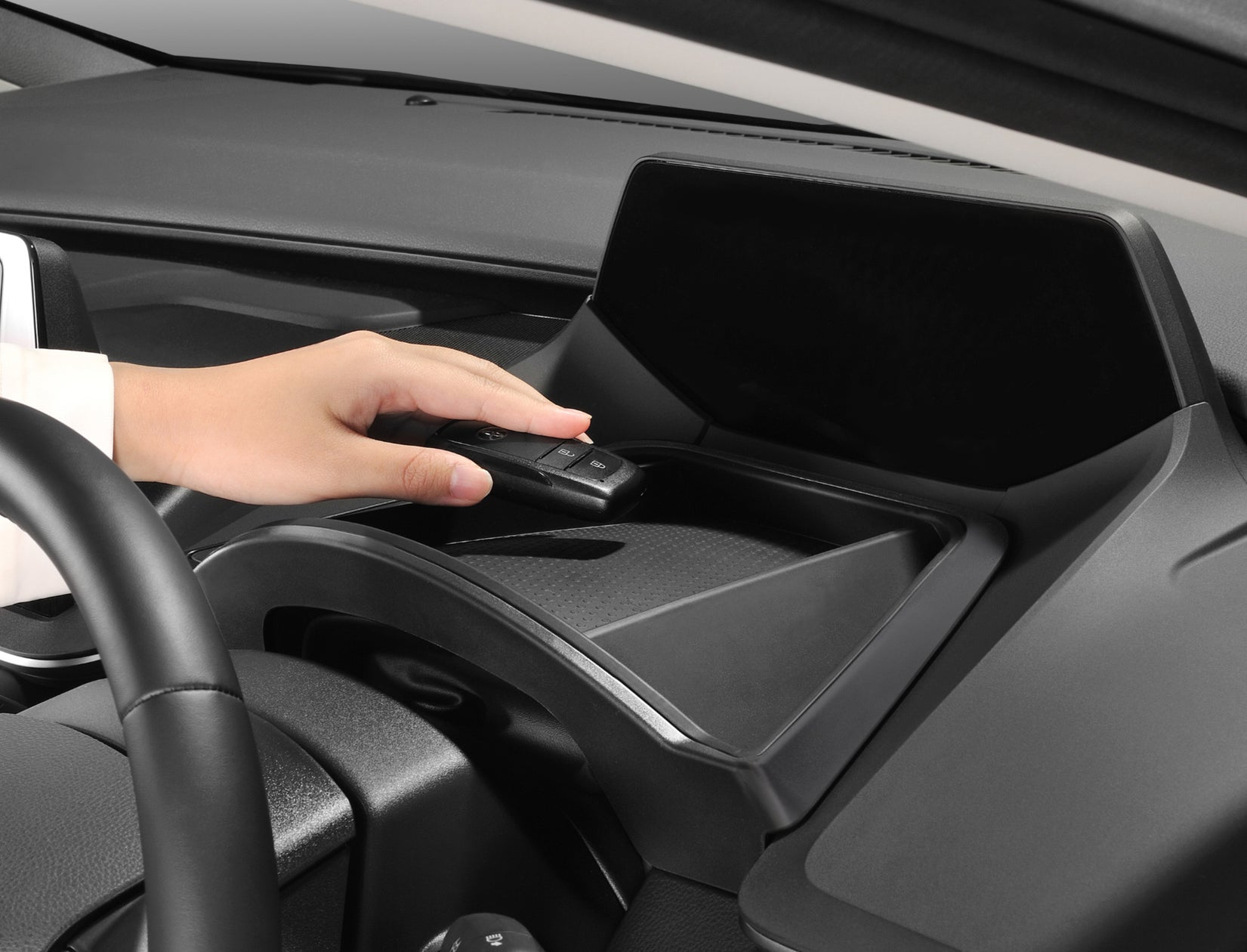 新型プリウスのメーター手前を小物置きに。ドライバーに便利な収納トレーを発売