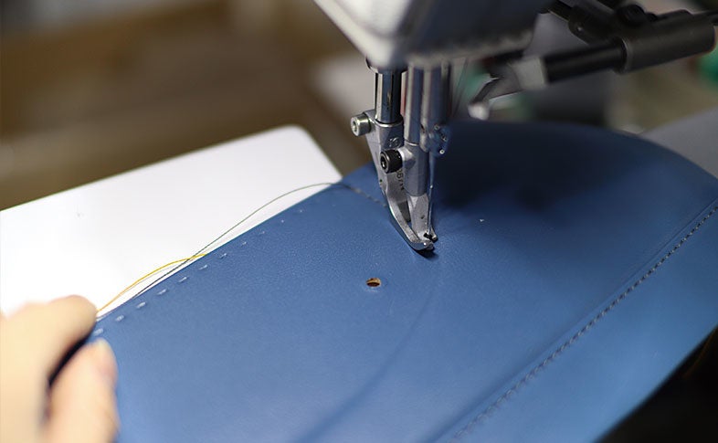 「アッシュブルー」の革には主張過ぎないグレーのステッチを採用