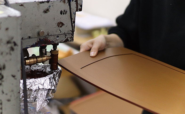 革の断面を磨いてニスを塗る「コバ塗り」