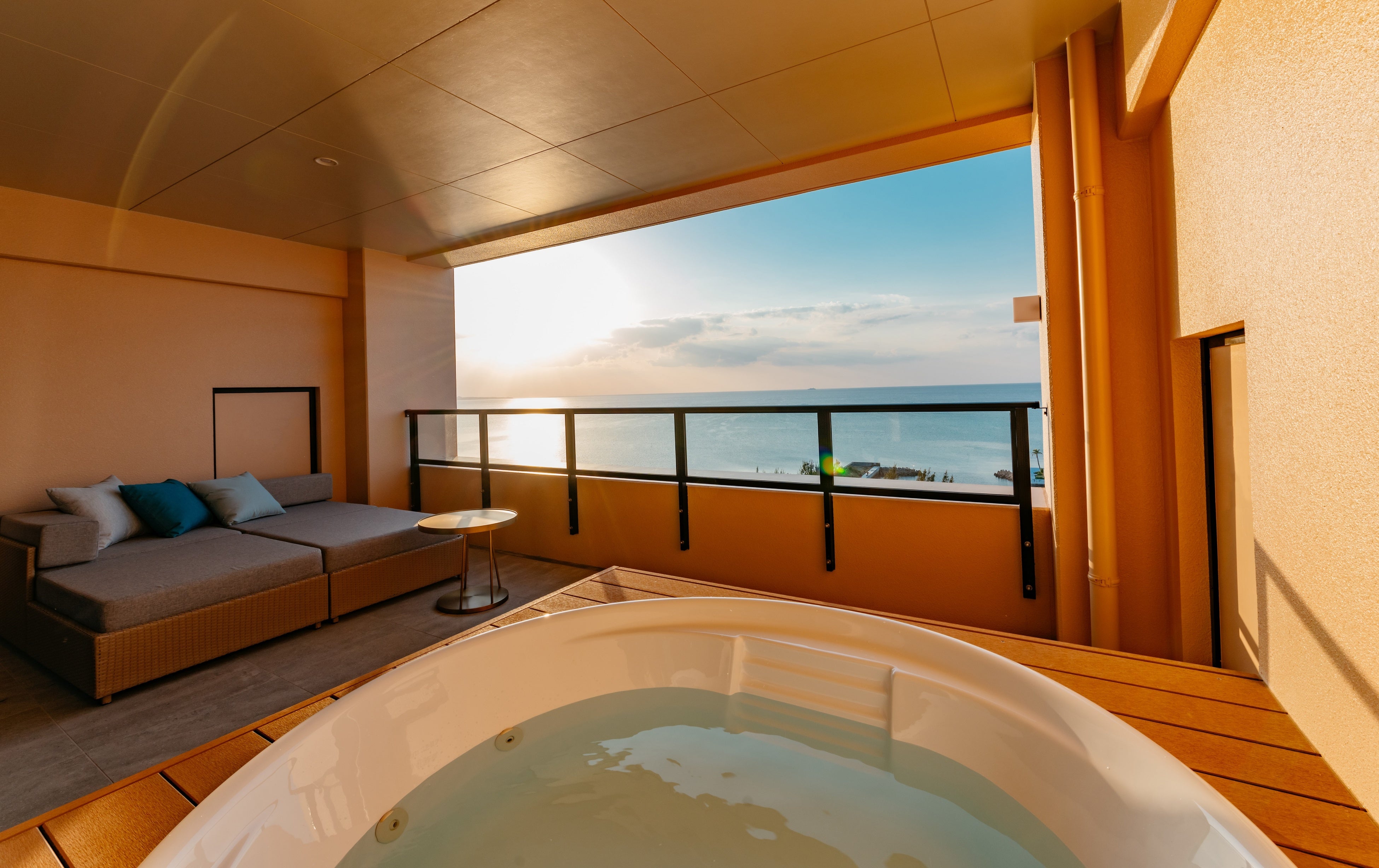 全77室に屋外ジェットバスとデイベッドを完備