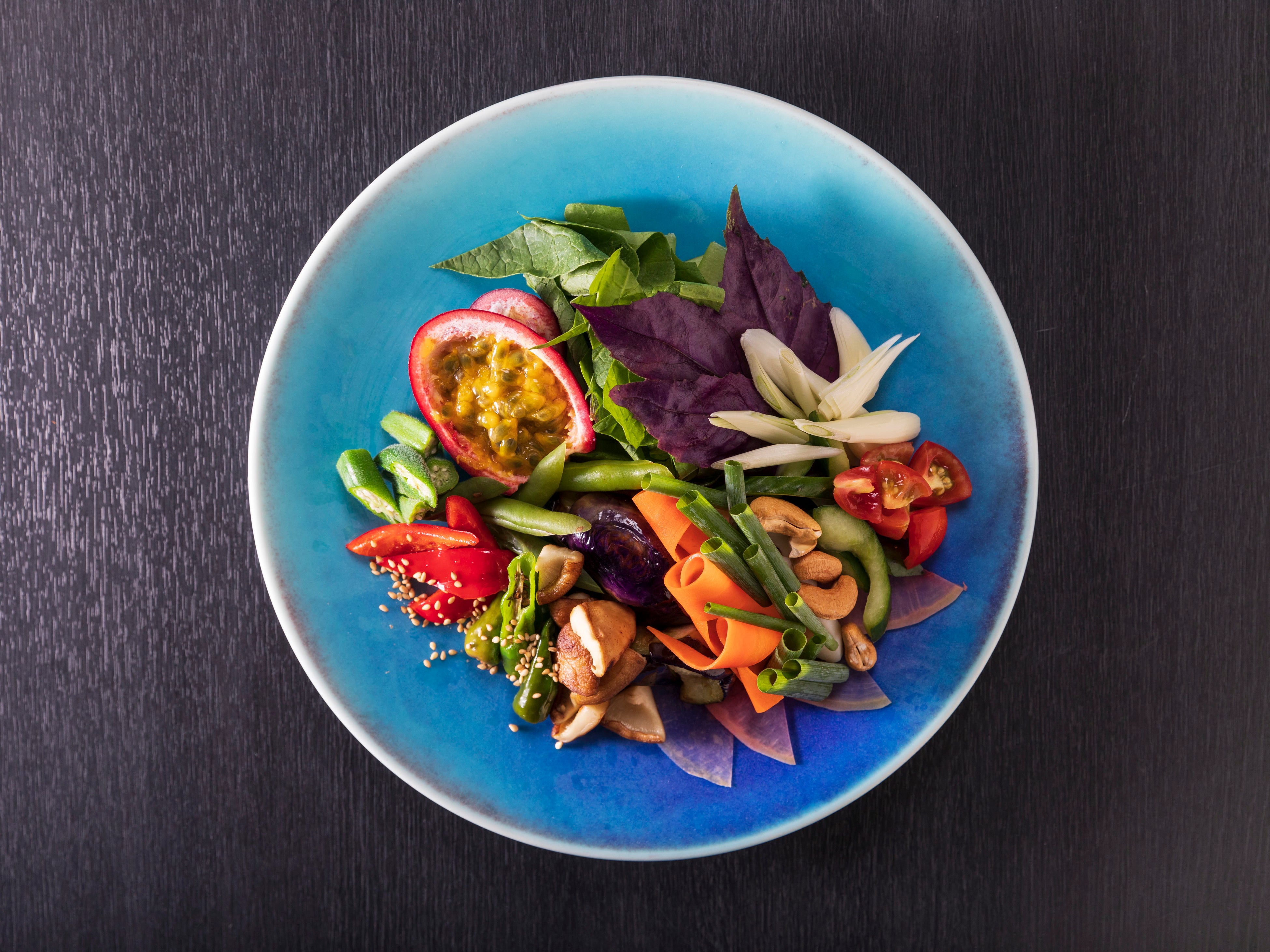 地野菜と沖縄フルーツのワイルドサラダ