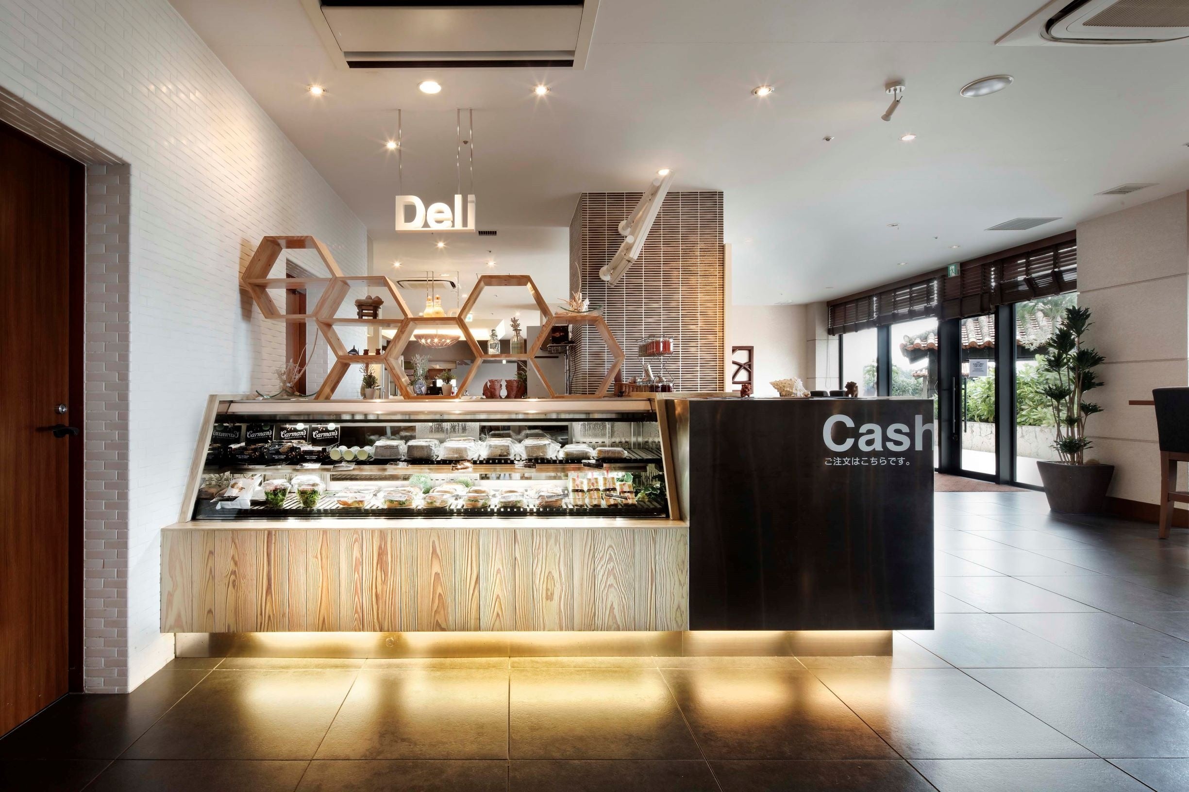 テイクアウト専門店ではデリメニューも豊富に揃う