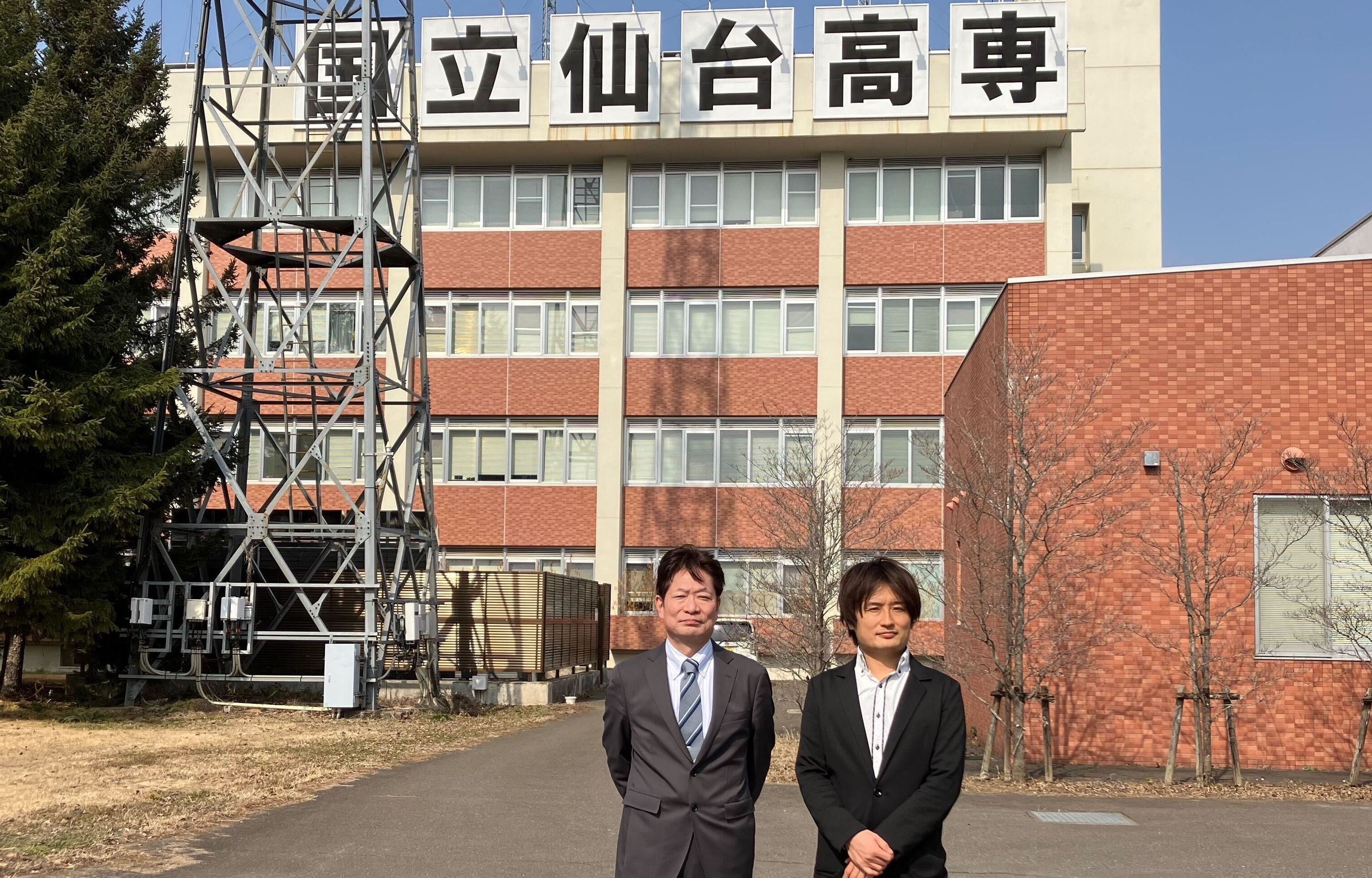 仙台高専の矢島副校長（左）とプロキッズ代表 原（右）