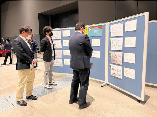 アグリテック甲子園にて清元姫路市長がご覧になっている様子