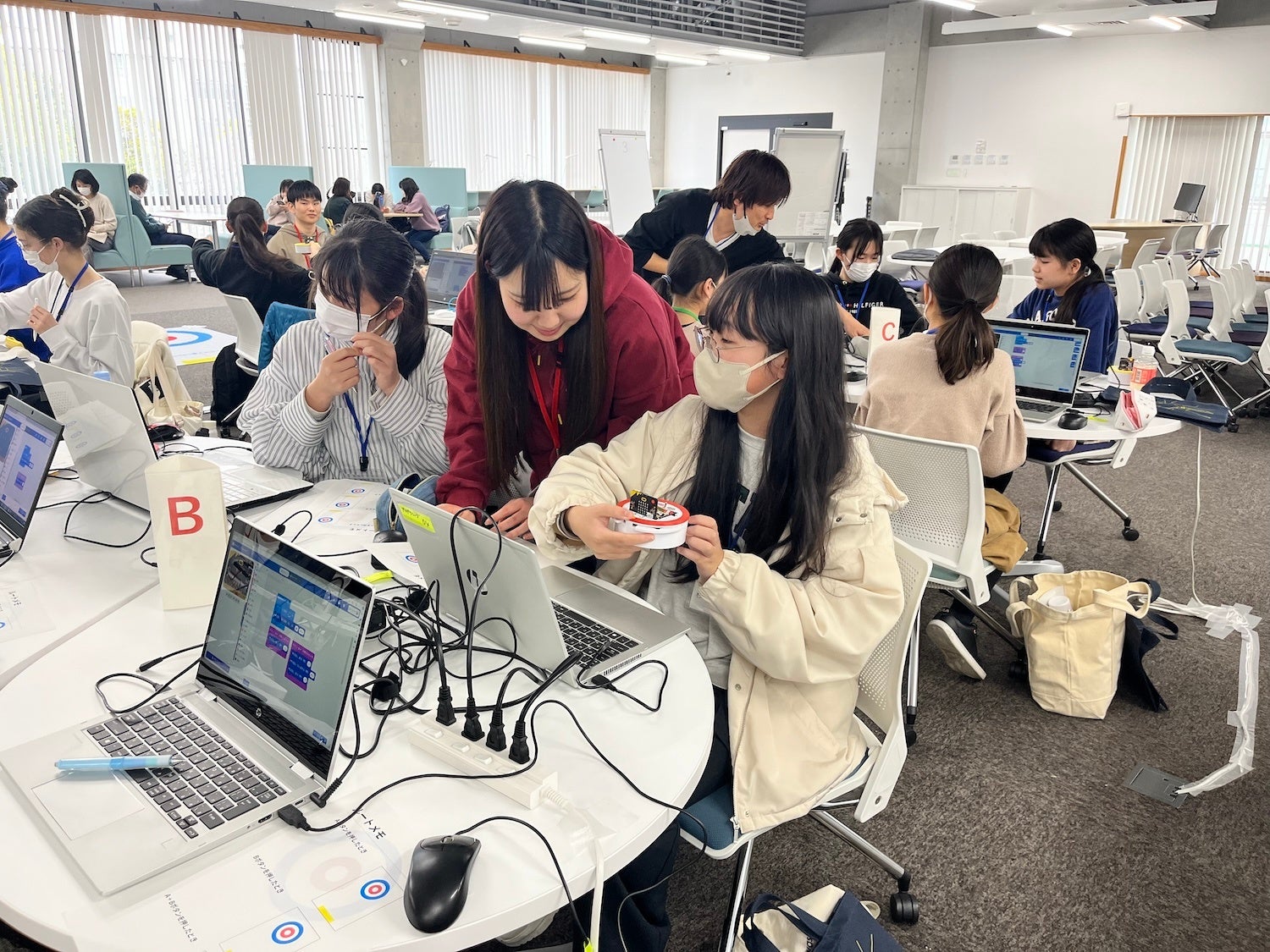 カーリングロボットにプログラミングをする様子