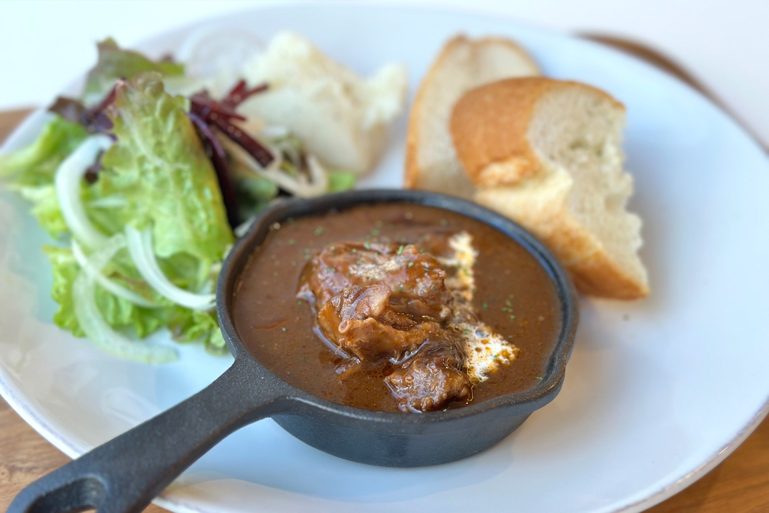 噛むほど旨味の広がる牛タンシチュー