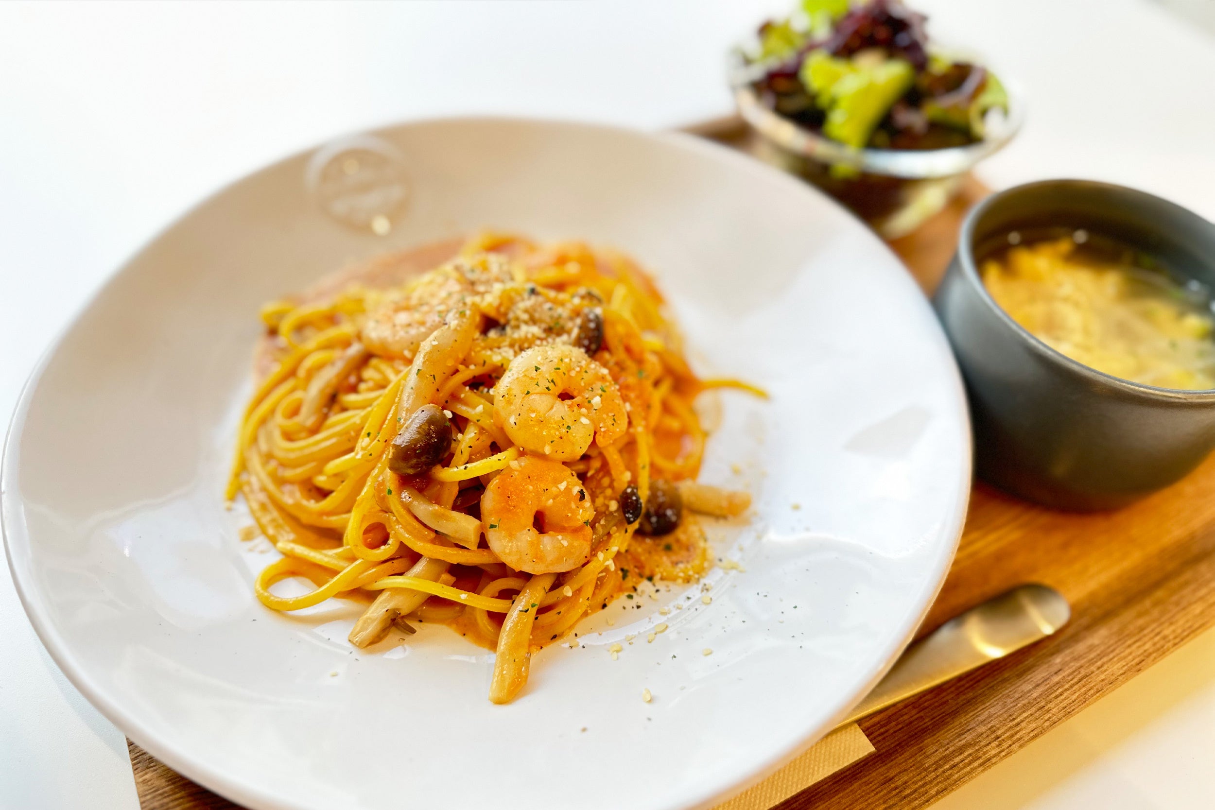 モチモチの麺を楽しめるエビクリームパスタ