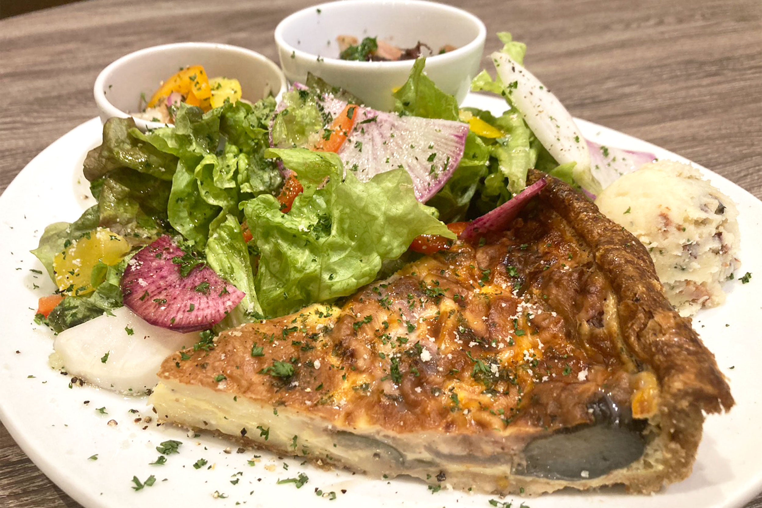 地元の人気店・マーケットテラスカフェ石川町の料理を客室まで。