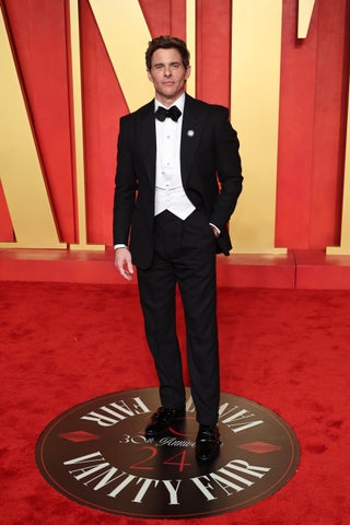 ジェームズ・マースデン、アカデミー賞2024のアフターパーティでダンヒルのエレガントなイブニングウェアを披露 ジェームズ・マースデン、アカデミー賞2024のアフターパーティでダンヒルのエレガントなイブニングウェアを披露