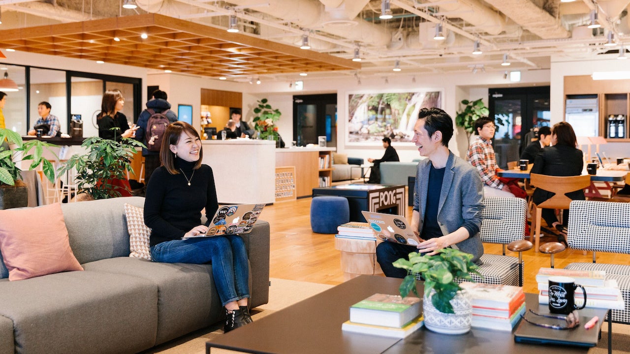 WeWork東京スクエアガーデンの共有エリア ©WeWork