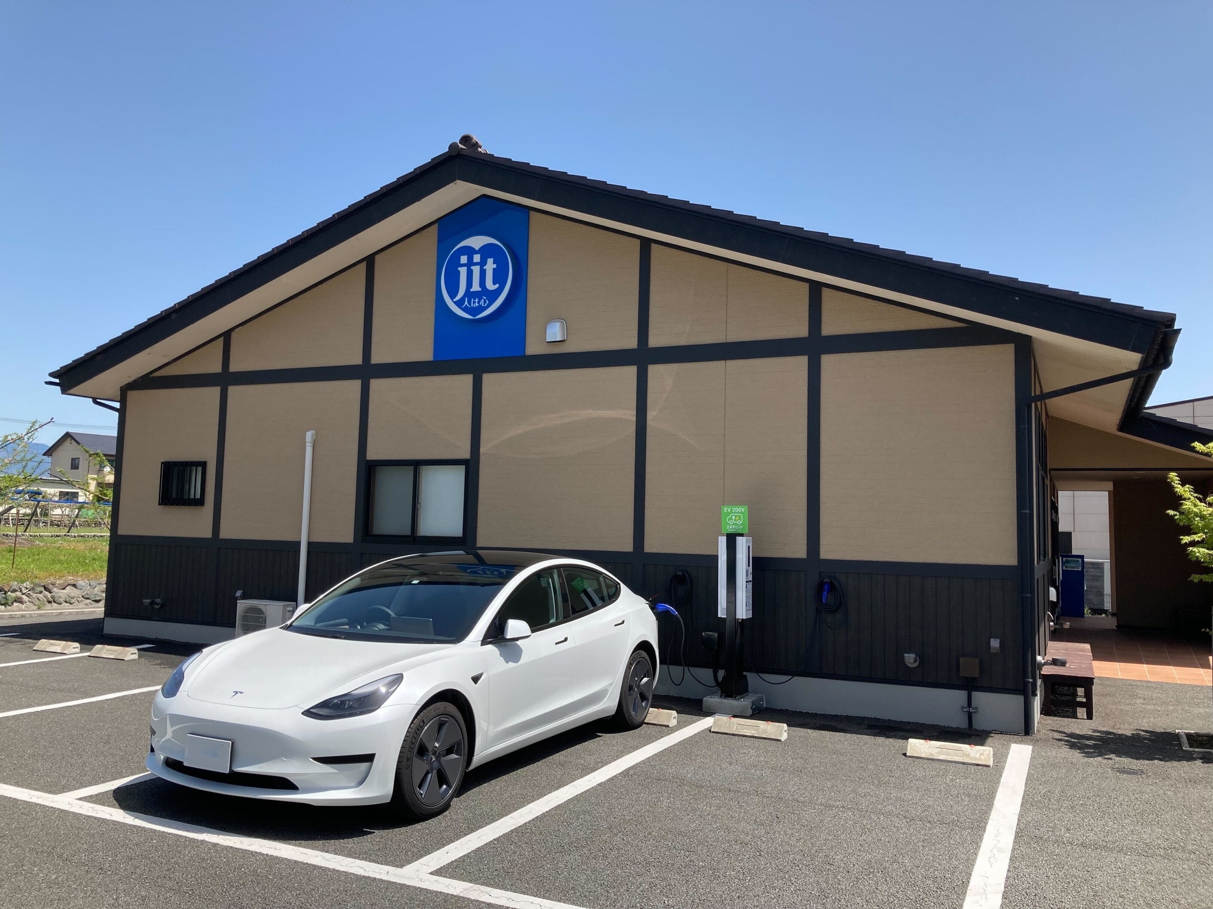 ジットセレモニー若草ホールに設置されたエネチェンジEV充電サービスの充電スタンド