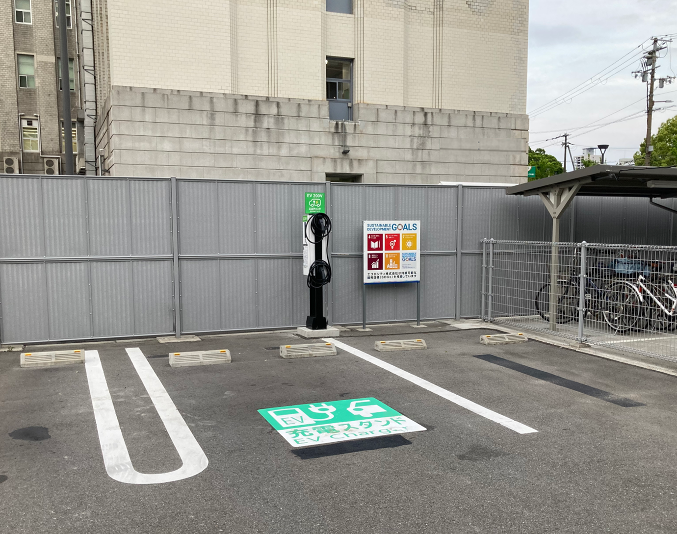 左）大阪府庁駐車場（本館西側）