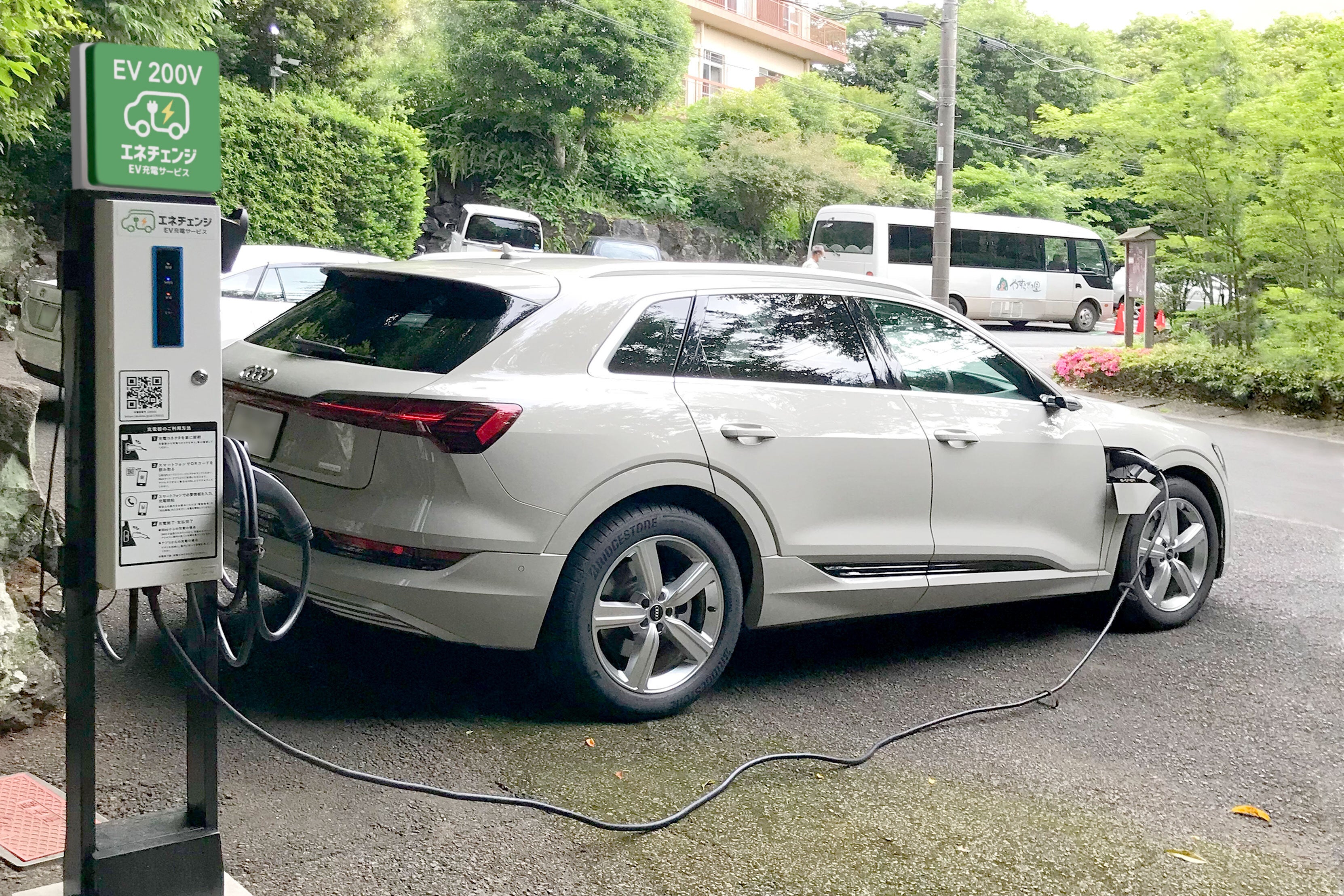 坐漁荘の駐車場に設置されたエネチェンジEV充電サービスの充電スタンド