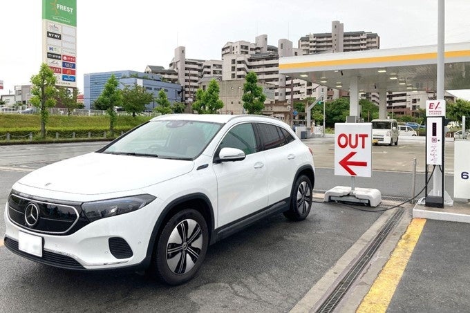 シェル石油大阪発売所松井山手SSに設置されたエネチェンジEVチャージの充電スタンド