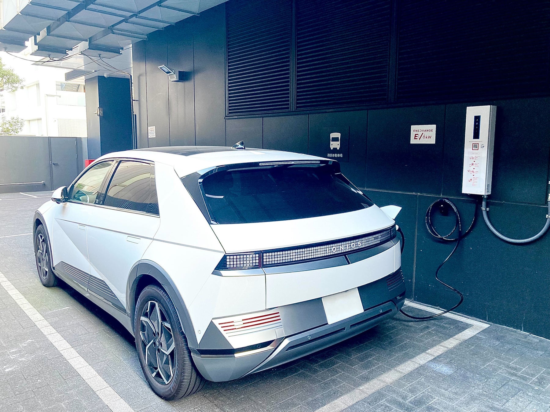 KDX武蔵小杉ビルの駐車場に設置された「チャージ1」
