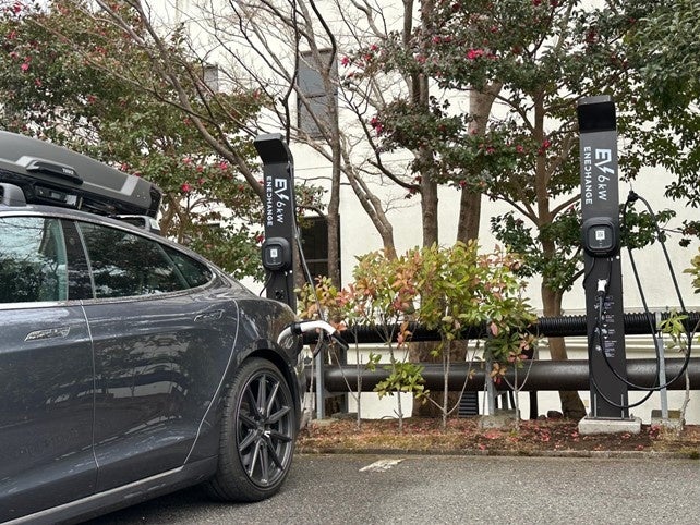 箱根仙石原プリンスホテルに設置された環境色対応のエネチェンジEV充電器